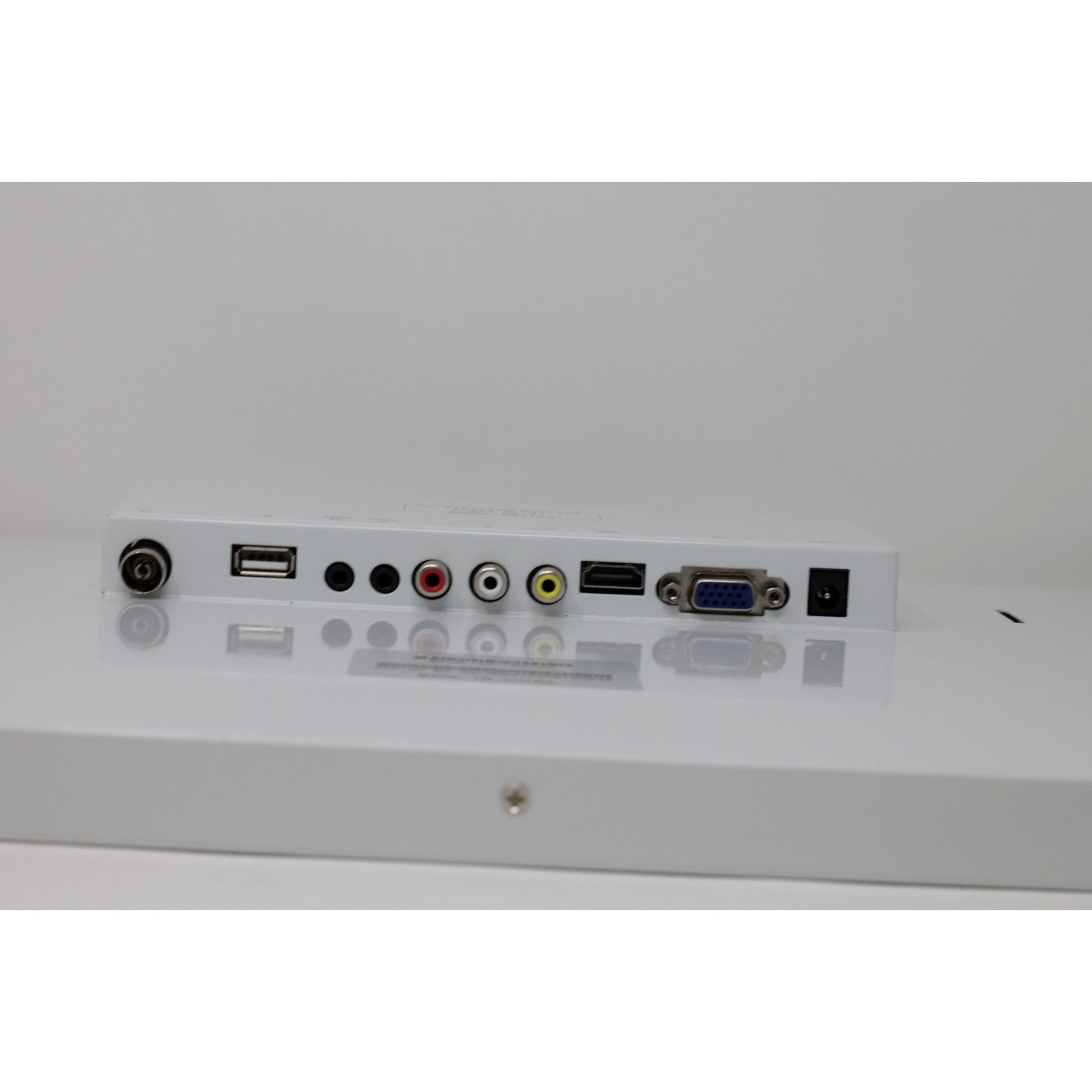 Vuecore 21.5 inch monitor ports close-up